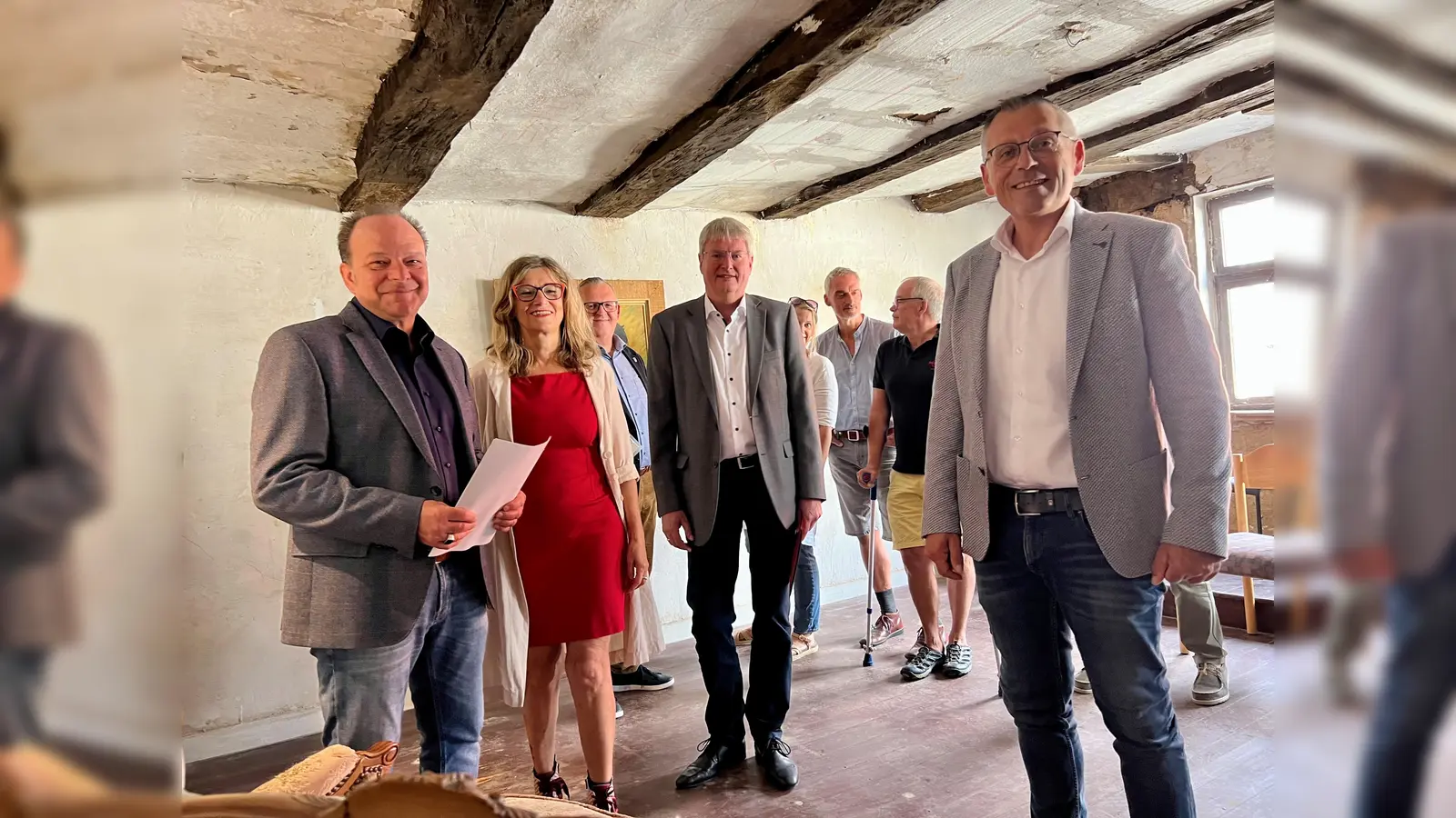 Übergabe des Förderbescheids: Unser Bild zeigt (v.l.) Arnim Roß und Mechthild Meyer-Kluge, die Vorsitzenden des Vereins Region Kassel-Land mit Peter Nissen, Leiter des Servicezentrums Regionalentwicklung des Landkreises Kassel, und Landrat Andreas Siebert im Graf-Volkwin-Haus in Naumburg.  (Foto: Landkreis Kassel)