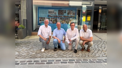 V.l.: Stefan Fellmann (Allg. Vertreter des Bürgermeisters), Michael Koch (Stadtarchivar), Norbert Drews (Vorsitzender Heimat- und Verkehrsverein der Kernstadt Höxter e.V.) und Ralf Mahytka (Stadtarchäologe). (Foto: Stadt Höxter)