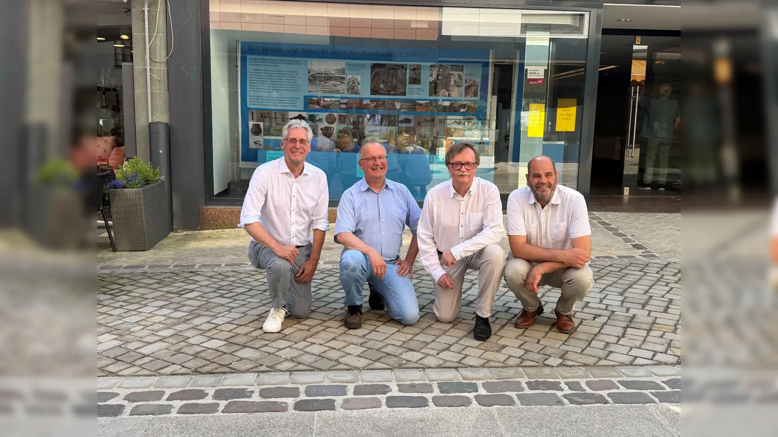 V.l.: Stefan Fellmann (Allg. Vertreter des Bürgermeisters), Michael Koch (Stadtarchivar), Norbert Drews (Vorsitzender Heimat- und Verkehrsverein der Kernstadt Höxter e.V.) und Ralf Mahytka (Stadtarchäologe). (Foto: Stadt Höxter)