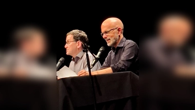 Dies Lesung von Christoph Maria Herbst &amp; Moritz Netenjakob begeisterte die 600 Zuschauer.  (Foto: Kulturgemeinschaft Beverungen)