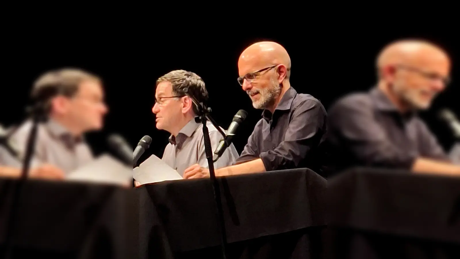 Dies Lesung von Christoph Maria Herbst &amp; Moritz Netenjakob begeisterte die 600 Zuschauer.  (Foto: Kulturgemeinschaft Beverungen)