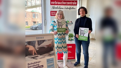 Elke Harms (li.), Schuldnerberaterin der Diakonie im Kreis Höxter und Ute Delimat (re.), Leiterin der mobilen &amp; digitalen Verbraucherzentrale im Kreis Höxter, klären über Probleme beim Käuferschutz der großen Online-Bezahldienste auf. (Foto: Kreis Höxter)