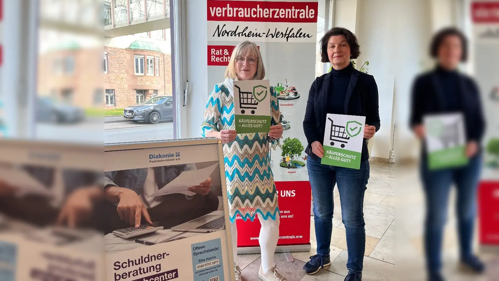 Elke Harms (li.), Schuldnerberaterin der Diakonie im Kreis Höxter und Ute Delimat (re.), Leiterin der mobilen &amp; digitalen Verbraucherzentrale im Kreis Höxter, klären über Probleme beim Käuferschutz der großen Online-Bezahldienste auf. (Foto: Kreis Höxter)