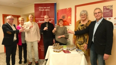 Es freuten sich auf das Weinfest (v.l.): Bernd Rüthers, Almut Eulberg-Ewald, Stefan Ewald, Rudolf Moor, Frederike Wieneke, Martina Wilde und Horst Kanbach. (Foto: Doris Dietrich)