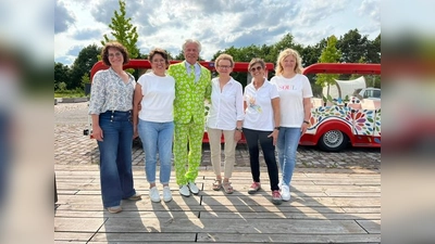 Organisations-und Helferteam (v.l.): Katrin Schlüter u. B. Rüstemeier (Ottbergen), Alleinunterhalter P. Engelkraut, M. Golüke-Knuhr, (Godelheim), Christa Rode (Höxter), Rita Altmiks (Fürstenau). Es fehlen Anja Beineke (Stahle) und Ulla Rössing (Höxter). (Foto: Anja Beineke)