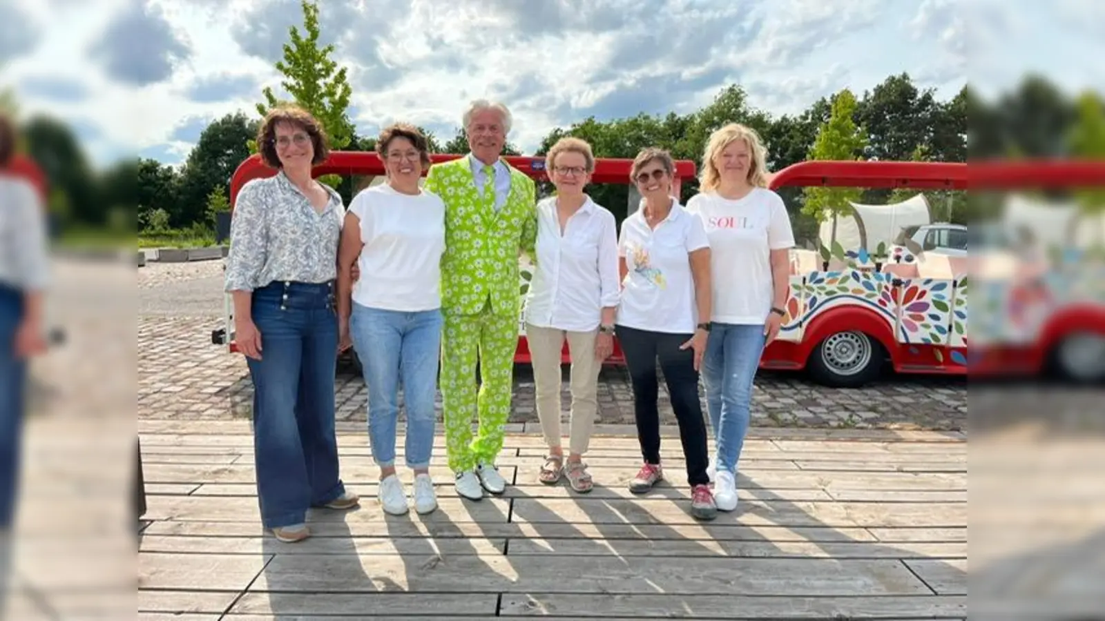 Organisations-und Helferteam (v.l.): Katrin Schlüter u. B. Rüstemeier (Ottbergen), Alleinunterhalter P. Engelkraut, M. Golüke-Knuhr, (Godelheim), Christa Rode (Höxter), Rita Altmiks (Fürstenau). Es fehlen Anja Beineke (Stahle) und Ulla Rössing (Höxter). (Foto: Anja Beineke)