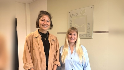 In der ersten Folge des Podcasts über seelische Gesundheit spricht Moderatorin Luisa Bahl (r.), Psychiatriekoordinatorin des Kreises Höxter, mit Jelena Dascher, Schulpsychologin bei der Regionalen Schulberatungsstelle für den Kreis Höxter,  (Foto: Kreis Höxter)