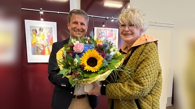 Landrat Michael Stickeln überreichte der Künstlerin Gerda Mischewski aus Bruchhausen zur Eröffnung der Kunstausstellung „Surrealistische Bilder“ einen Blumenstrauß. (Foto: Kreis Höxter)