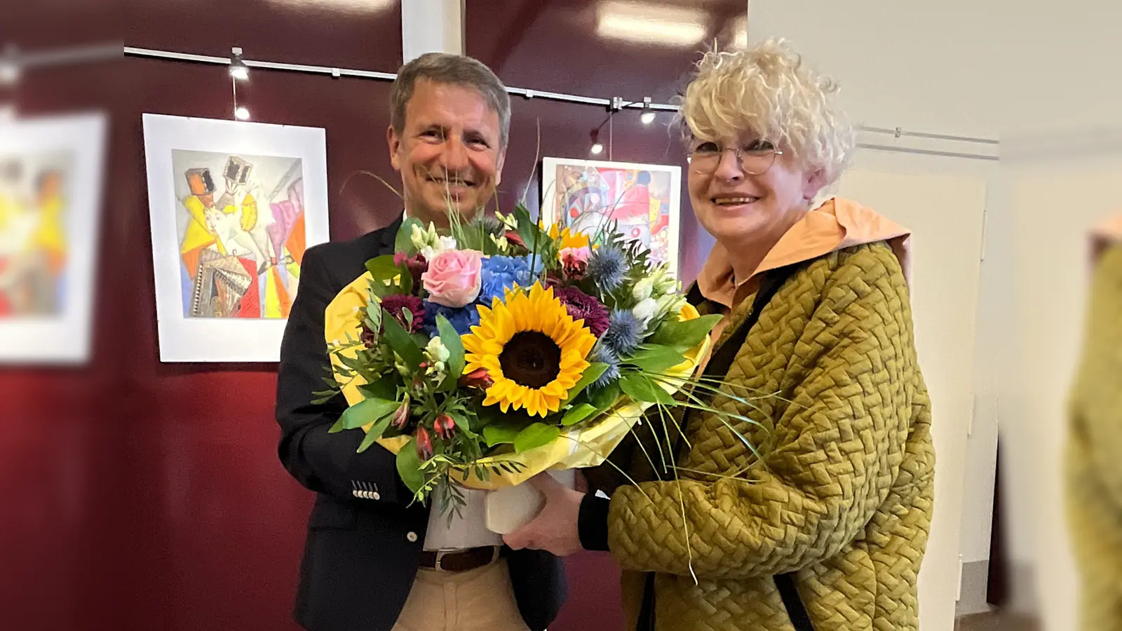 Landrat Michael Stickeln überreichte der Künstlerin Gerda Mischewski aus Bruchhausen zur Eröffnung der Kunstausstellung „Surrealistische Bilder“ einen Blumenstrauß. (Foto: Kreis Höxter)
