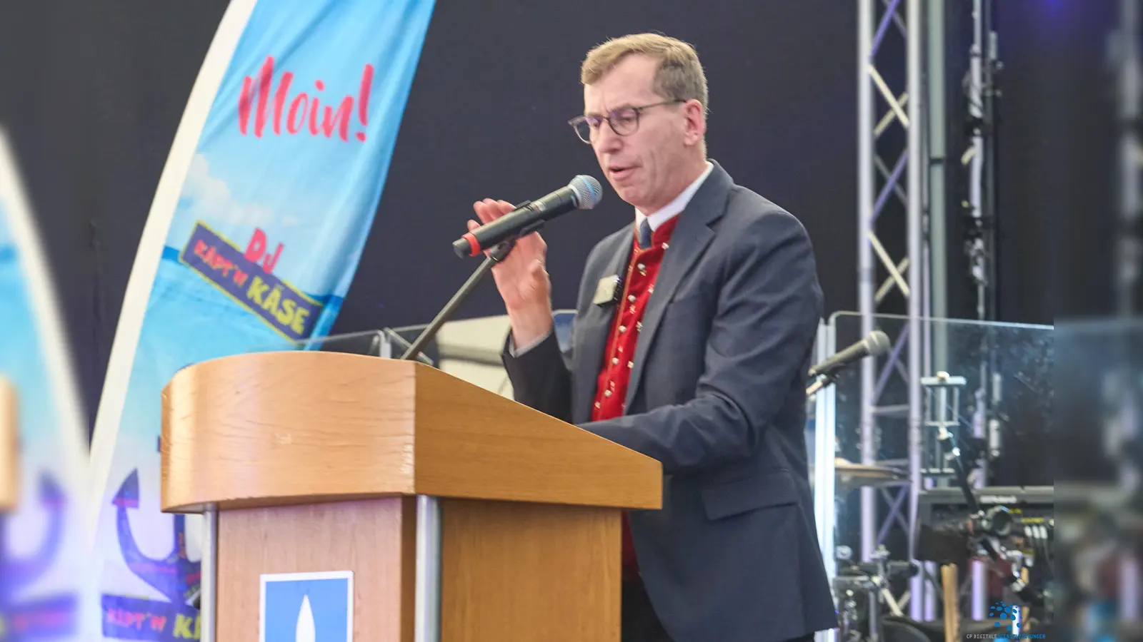 Bürgermeister Tobias Scherf begrüßte zur Eröffnung ein großes Publikum im neu gestalteten Festzelt. (Foto: Stefan Bönning)