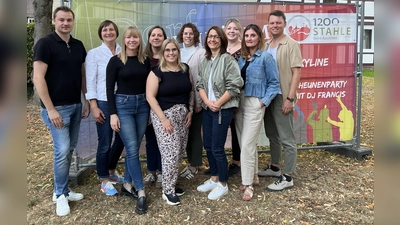 Der Festausschuss stellvertretend für die mehr als 50 Ehrenamtlichen (v.l.): Niklas Heine, Anja Beineke, Katharina Specht, Katharina Borgolte, Alicia Borgolte, Katharina Koßmann, Birgit Düker, Anna-Lena Schoppmeier, Laura Sager und Marco Brandhorst. (Foto: privat)