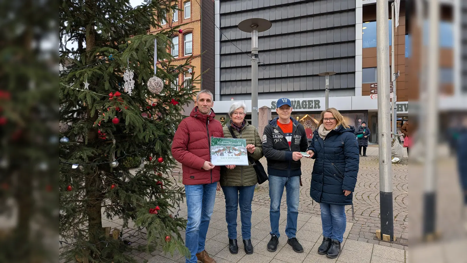 V.l.: Matthias Kumlehn, Hanna Zota und Sascha Stein (Holzmindener Tafel e.V.) und Inga Schaper. (Foto: Stadtmarketing Holzminden GmbH)