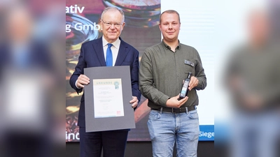 Leon Dietrich, Vertriebsleiter der Ölmühle Solling, nimmt die Auszeichnung »Kulinarischer Botschafter 2024« von Ministerpräsident Stephan Weil entgegen. (Foto: Christian Wyrwa/Marketinggesellschaft Niedersachsen)