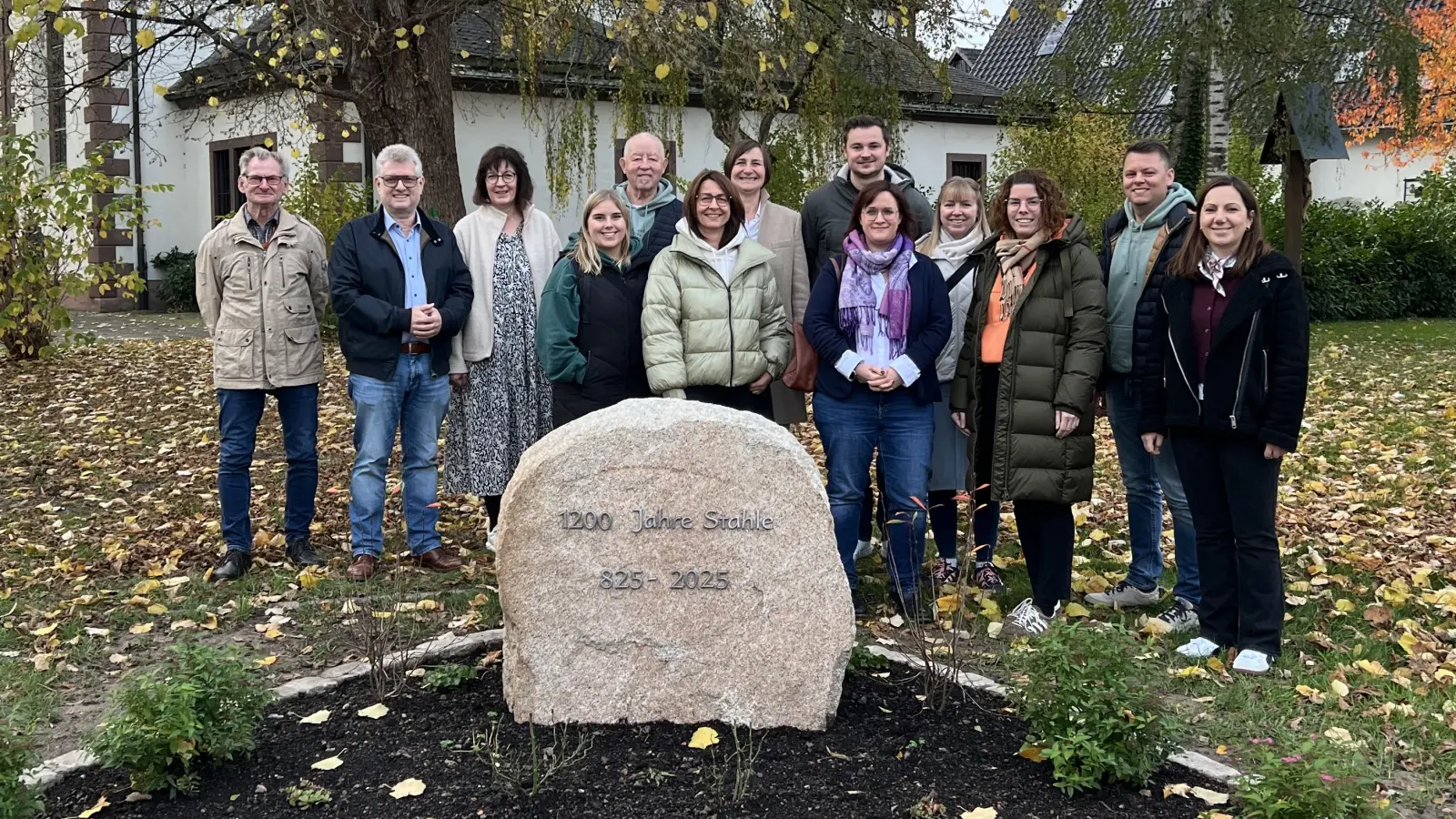 Das Festausschuss-Team versammelt sich um den Jubiläumsstein. (Foto: privat)
