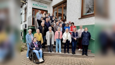 Erinnerungsfoto vor dem Gasthaus Kirchhoff. (Foto: privat)
