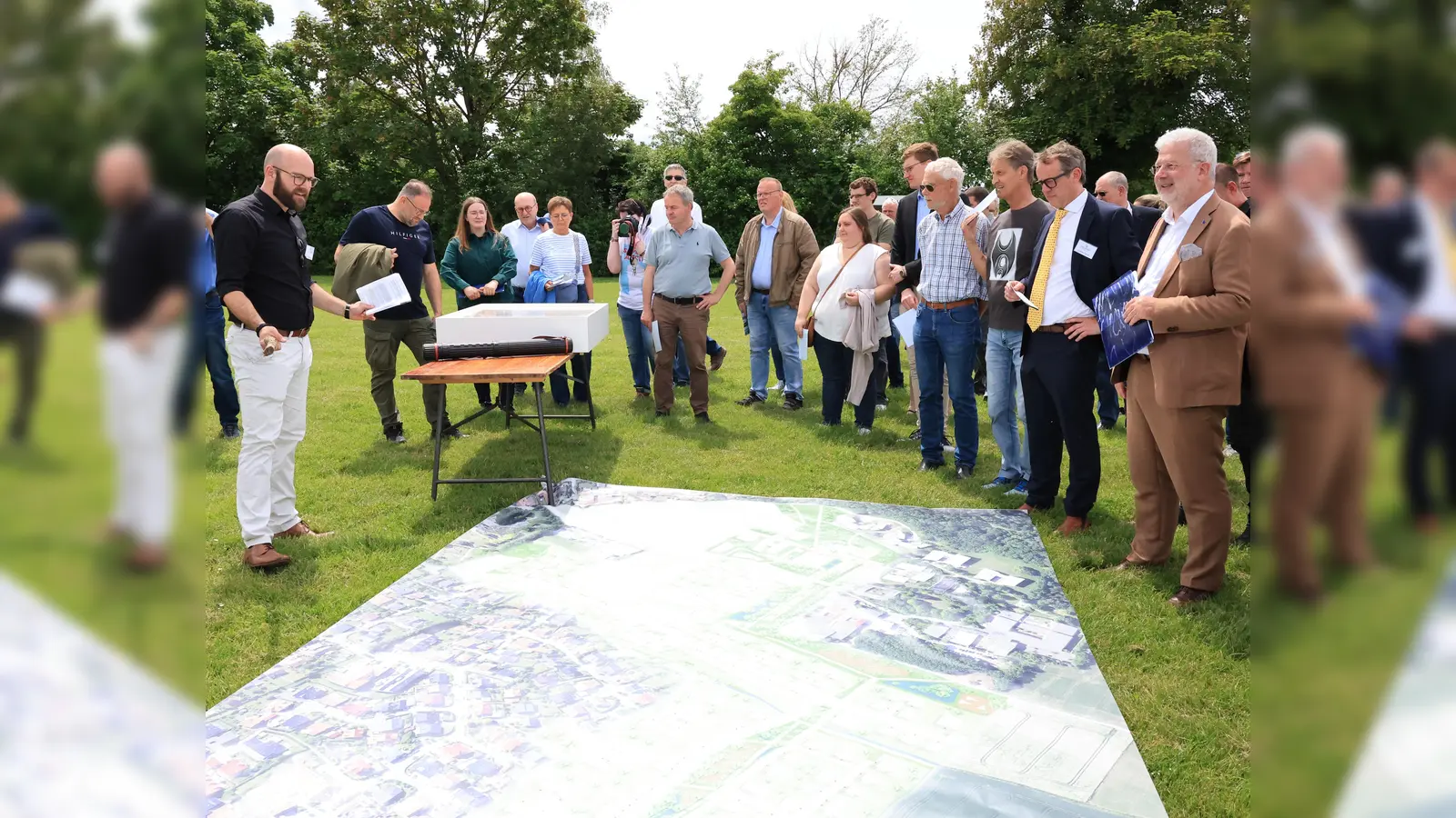 Vorstellung des inklusiven Wohnquartiers Laurentiushöhe durch Eric Volmert (links: stell. Leiter des Fachbereichs Bauen und Stadtentwicklung der Hansestadt Warburg). (Foto: Stadt Warburg)