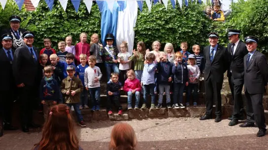 Gruppenbild mit Kinderhofstaat, Schützenkönig Ralf Göllner (2.v.l.) und Offizieren des Beverunger Schützenvereins (Foto: kuebler media)
