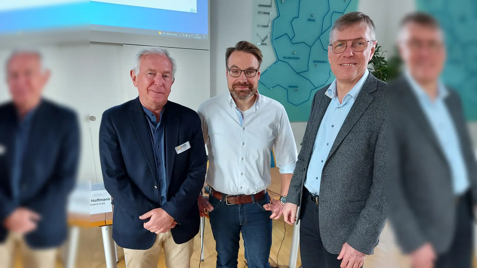 Freuten sich über mehr als 110 Teilnehmerinnen und Teilnehmer beim Symposium „Hygiene und Infektiologie“ in der Aula des Kreishauses (v.l.): Gregor Hoffmann, Fachkraft für Krankenhaus-Hygiene und Geschäftsführer der Firma „hycom GmbH &amp; Co. KG“, Tobias Brüggemann, Facharzt für Krankenhaus-Hygiene und Umweltmedizin bei der KHWE, und Dr. Ronald Woltering, Leiter des Gesundheitsamtes des Kreises Höxter. (Foto: Kreis Höxter)