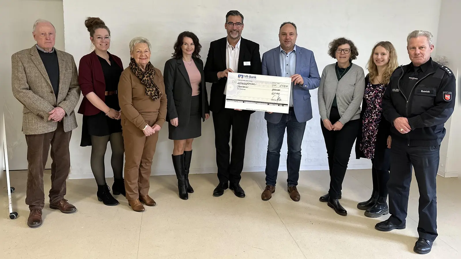 Scheckübergabe: Landrat Michael Schünemann (Mitte); Bürgermeister Christian Belke (Mitte); geschäftsführender Vorstand Kreispräventionsrat Holzminden Olga Koch, Julia Rentziehausen, Andrea Wessel sowie Vertreter der AG Senior*innen und AG Jugendarbeit. (Foto: privat)