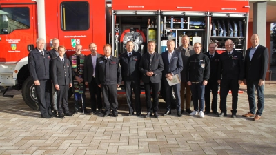 Das neue Katastrophenschutzfahrzeug „LF 20-KAtS NRW“ ist von Landrat Michael Stickeln (Mitte) an die Freiwillige Feuerwehr Bad Driburg übergeben worden. Auf dem Foto (v.l.): Tobias Menne, Löschgruppenführer Pömbsen und stellvertretender Leiter der Feuerwehr Bad Driburg, Philipp Mantel von der Bezirksregierung Detmold, Ordnungsamtsleiter Christian Schulz (Bad Driburg), Notfall- und Feuerwehrseelsorger Pater Thomas Wunram, Matthias Kämpfer, Fachbereichsleiter Öffentliche Sicherheit und Straßenverkehr beim Kreis Höxter, Stefan Nostitz, Kreisbrandmeister und Leiter der Abteilung Feuer-, Katastrophen- und Zivilschutz beim Kreis Höxter, Jörg Mikus, stellvertretender Löschgruppenführer in Pömbsen, Landrat Michael Stickeln, Bad Driburgs Bürgermeister Burkhard Deppe, Landtagsabgeordneter Matthias Goeken, Florian Mantel (Katastrophenschutz Kreis Höxter), Andreas Rehermann, Leiter der Feuerwehr Bad Driburg, Andreas Außel, stellvertretender Leiter der Feuerwehr Bad Driburg und Uwe Damer vom Ordnungsamt Bad Driburg. (Foto: Kreis Höxter)