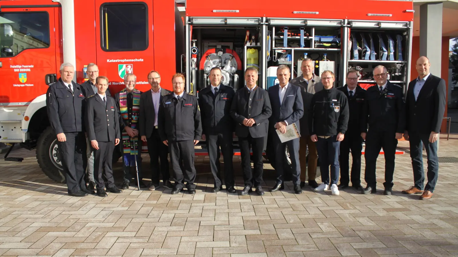 Das neue Katastrophenschutzfahrzeug „LF 20-KAtS NRW“ ist von Landrat Michael Stickeln (Mitte) an die Freiwillige Feuerwehr Bad Driburg übergeben worden. Auf dem Foto (v.l.): Tobias Menne, Löschgruppenführer Pömbsen und stellvertretender Leiter der Feuerwehr Bad Driburg, Philipp Mantel von der Bezirksregierung Detmold, Ordnungsamtsleiter Christian Schulz (Bad Driburg), Notfall- und Feuerwehrseelsorger Pater Thomas Wunram, Matthias Kämpfer, Fachbereichsleiter Öffentliche Sicherheit und Straßenverkehr beim Kreis Höxter, Stefan Nostitz, Kreisbrandmeister und Leiter der Abteilung Feuer-, Katastrophen- und Zivilschutz beim Kreis Höxter, Jörg Mikus, stellvertretender Löschgruppenführer in Pömbsen, Landrat Michael Stickeln, Bad Driburgs Bürgermeister Burkhard Deppe, Landtagsabgeordneter Matthias Goeken, Florian Mantel (Katastrophenschutz Kreis Höxter), Andreas Rehermann, Leiter der Feuerwehr Bad Driburg, Andreas Außel, stellvertretender Leiter der Feuerwehr Bad Driburg und Uwe Damer vom Ordnungsamt Bad Driburg. (Foto: Kreis Höxter)
