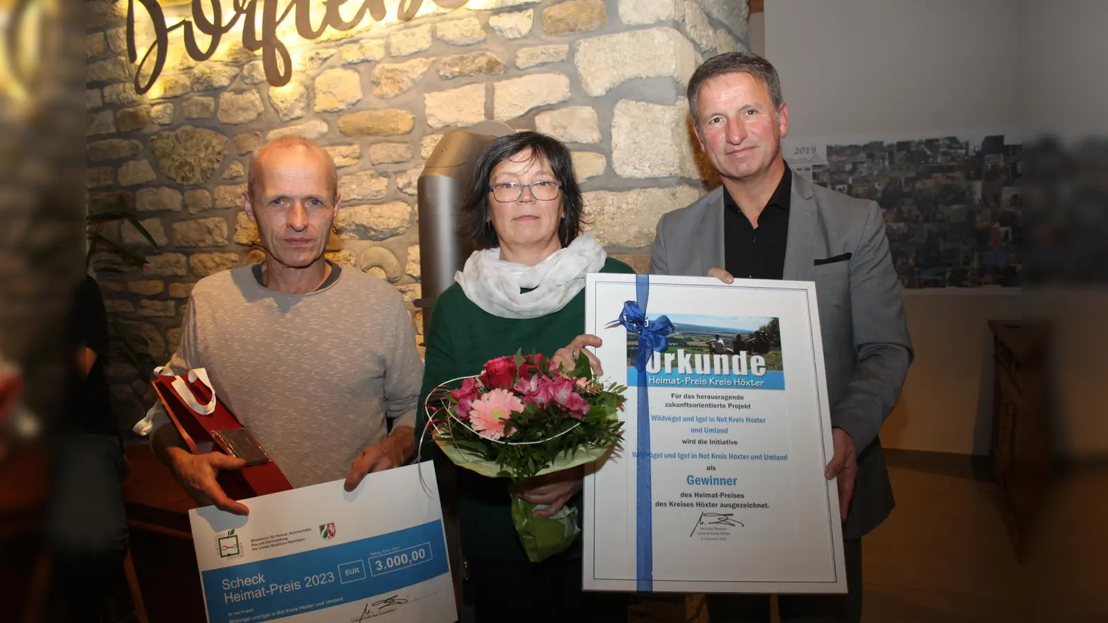 Heimat-Preissieger „Wildvögel und Igel in Not Kreis Höxter und Umland“ (von links): Raphael und Kirsten Strauch mit Landrat Michael Stickeln. (Foto: Kreis Höxter)
