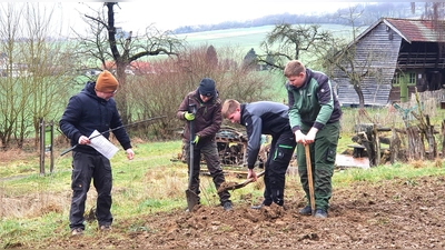 Lehrer Marcel Fiekens und seine Schüler packten eifrig an und setzten den Pflanzplan um.  (Foto: Barbara Siebrecht)