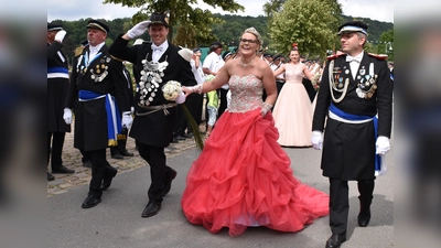 Die amtierenden Majestäten Jacqueline und Benedikt Köhler beim letzten Schützenfest 2018 in Herstelle.  (Foto: Barbara Siebrecht)