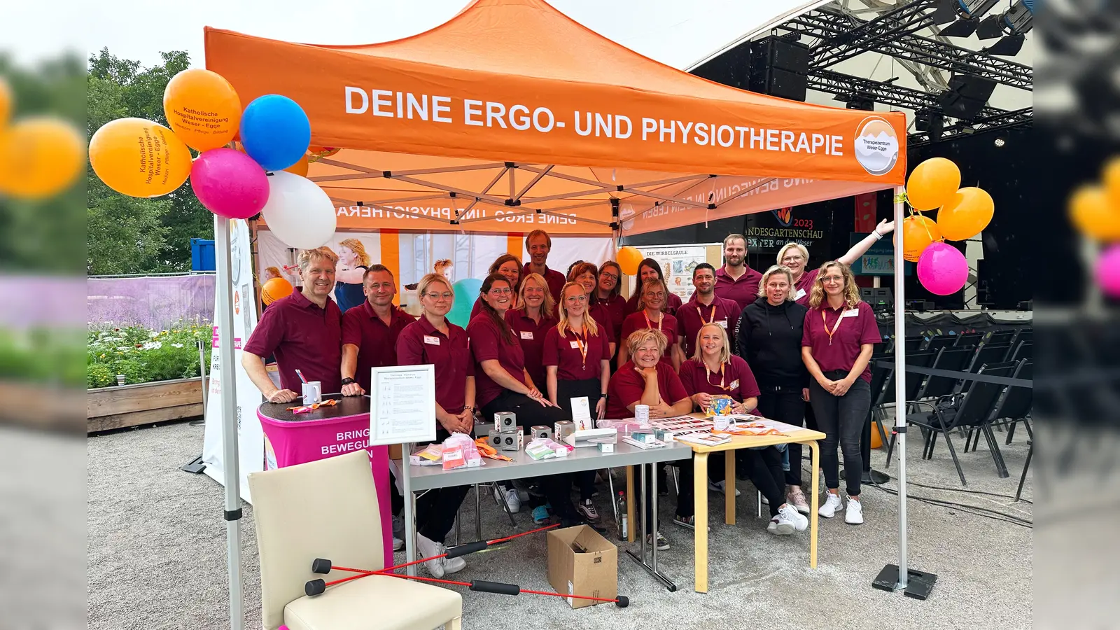Das Therapiezentrum Weser-Egge der KHWE eröffnet im Januar eine neue Praxis für Physio-, Logo- und Ergotherapie in modernisierten Räumlichkeiten am St. Ansgar Krankenhaus in Höxter. Das Foto zeigt das Team des Therapiezentrums am Tag der Gesundheit auf der Landesgartenschau in Höxter. (Foto: KHWE)