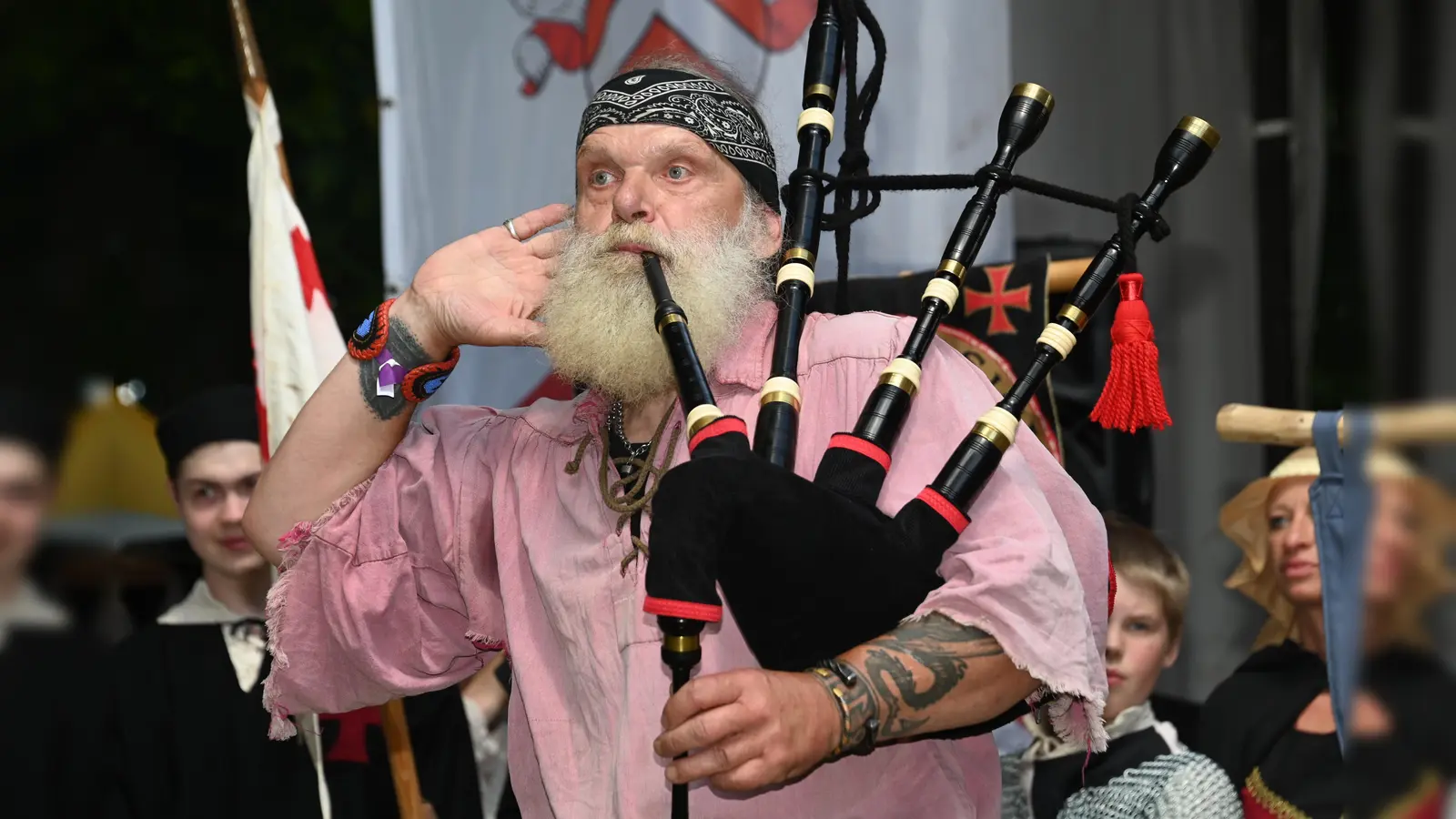 Ungewöhnliche Instrumente: Die bekannte Mittelalter-Band Satolstelamanderfranz mit dem Zungenbrecher-Namen ist der Topact im Musikprogramm. (Foto: Huxarium Gartenpark )