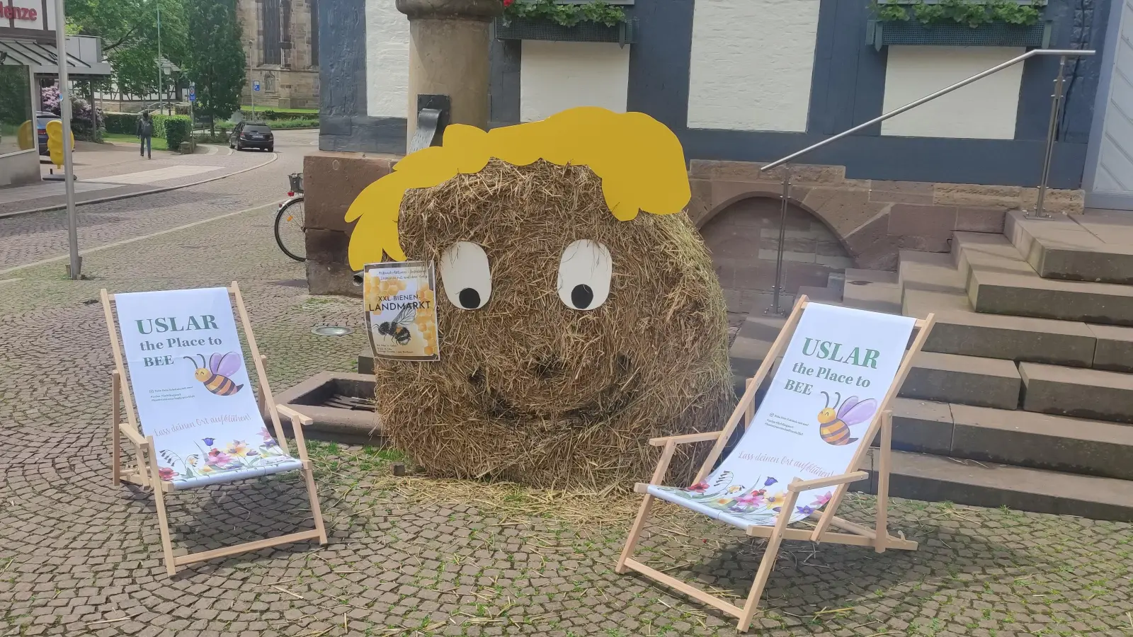 Vor dem Rathaus stimmt die Deko bereits ein. (Foto: Touristik-Information Uslar)