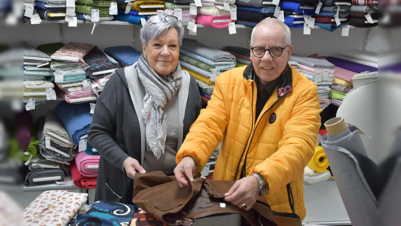 Stammkunde Joachim Willner schätzt den Rat von Elke Henning. (Foto: Barbara Siebrecht)