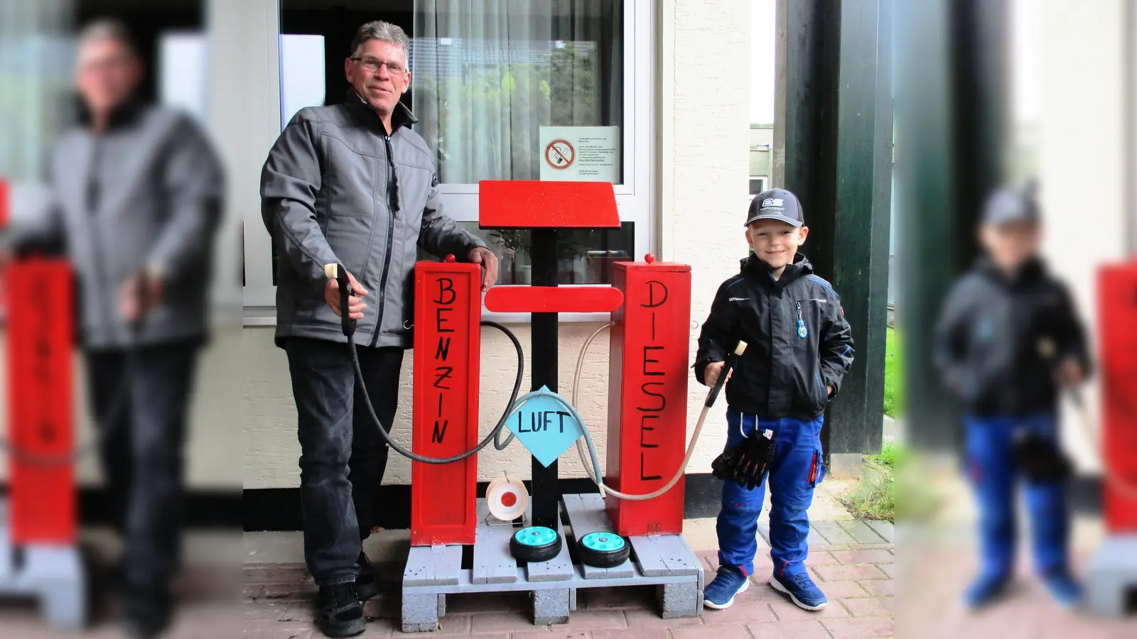 Matteo und sein Opa Hermann mit der selbstgebauten Tankstelle. (Foto: Foto: KiTa Karlchen)