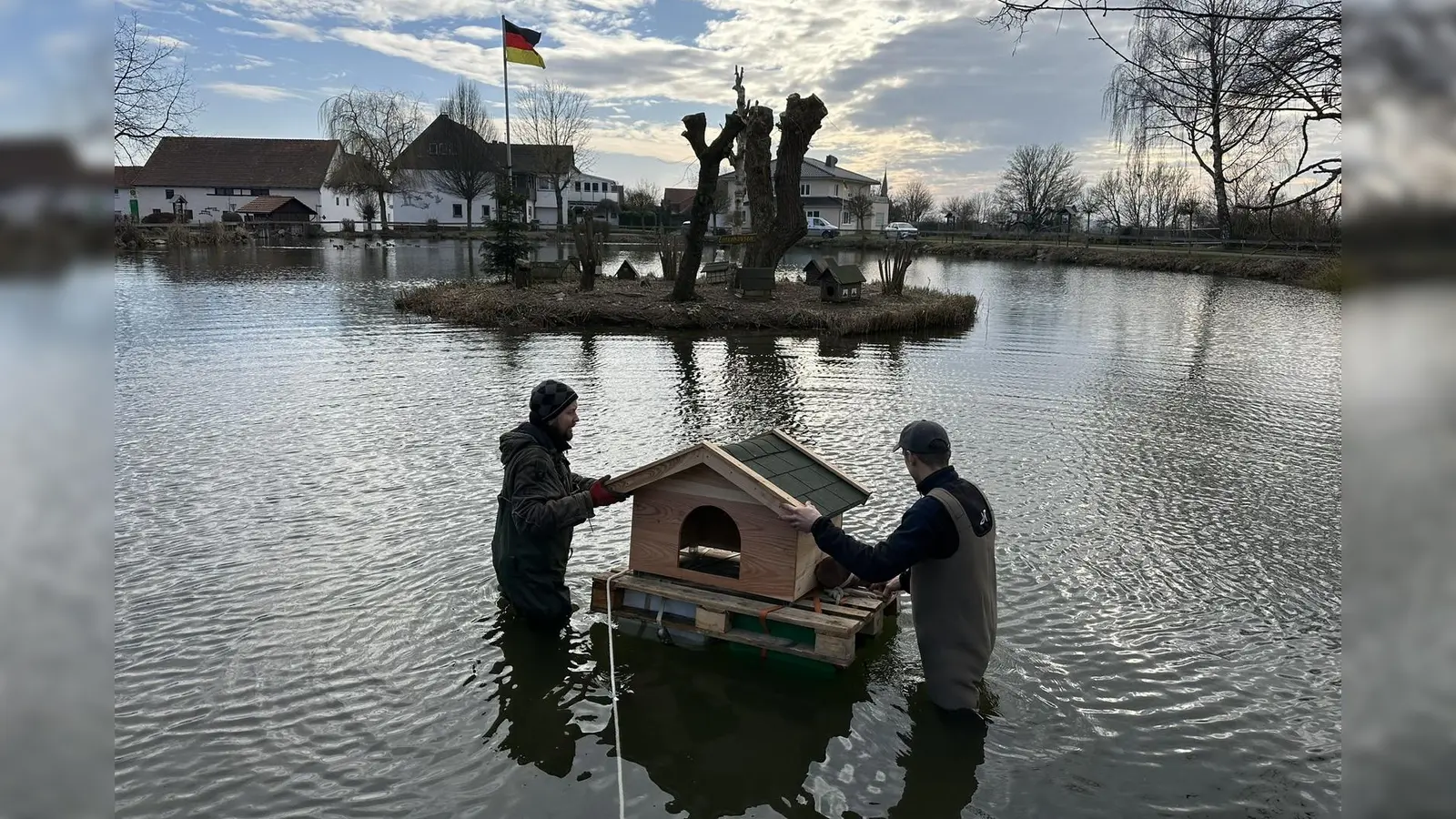 Benedikt Kohlandt und Markus Frische beim Transsport eines neuen Hauses. (Foto: privat)