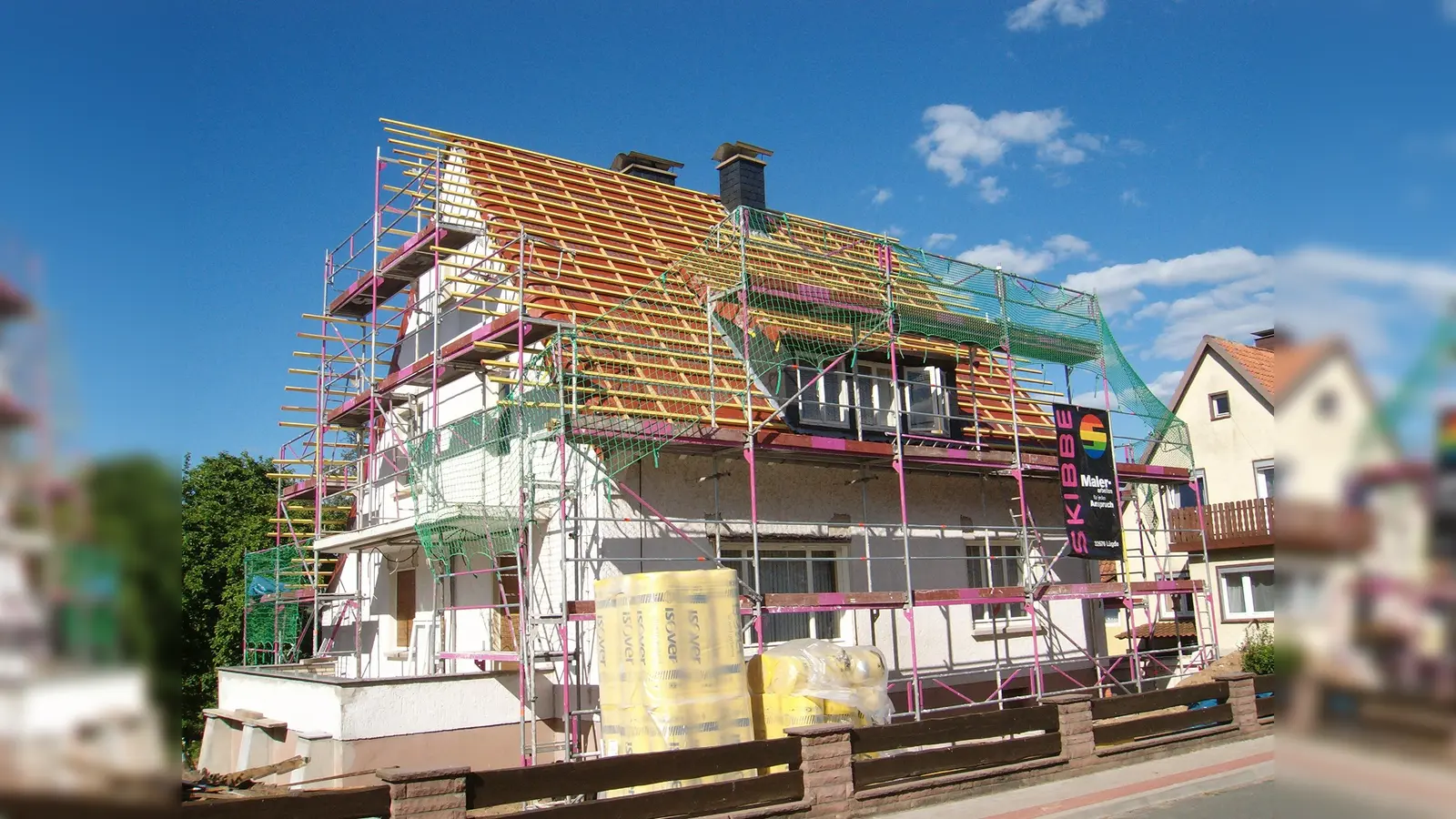 Das Wohnhaus der Familie Krüger wurde im Jahr 1956 erbaut. Heute lebt die Familie in zweiter und dritter Generation darin. Für ihr erfolgreiches Engagement in Sachen Energieeinsparung wird die Familie nun mit einer Grünen Hausnummer belohnt. (Foto: Krüger)