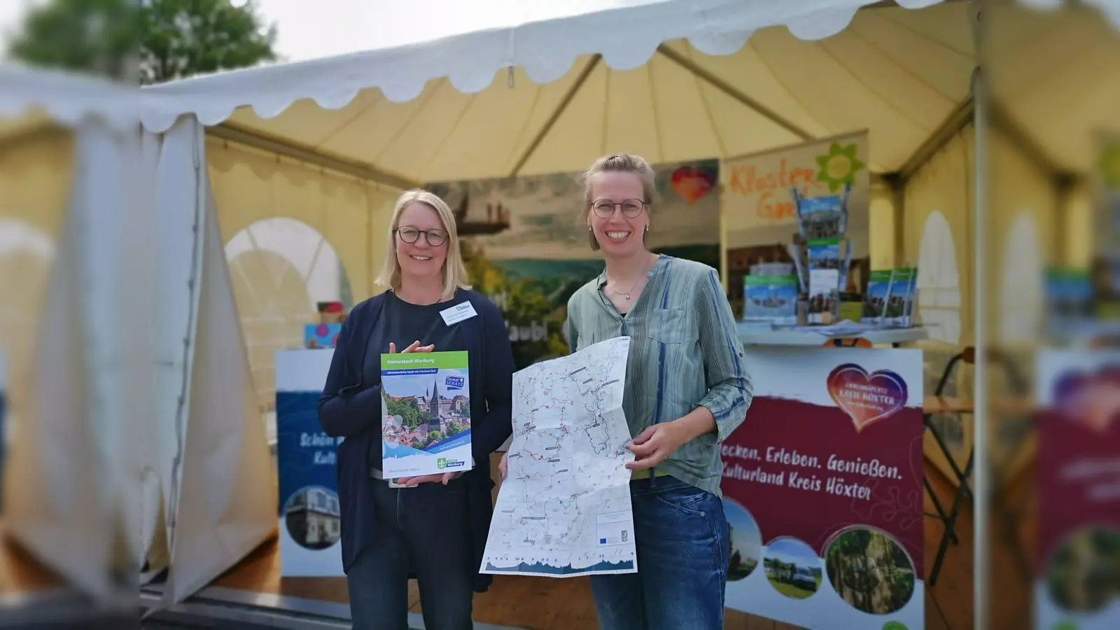 Auf den Fahrradtagen in Paderborn: Carmen-Rütters Engemann (links, Tourist-Information Stadt Warburg) und Katja Krajewski (Tourismusreferentin Kulturland Kreis Höxter) stellten die Hansestadt Warburg während der Fahrradtage in Schloß Neuhaus vor.<br>  (Foto: Stadt Warburg)