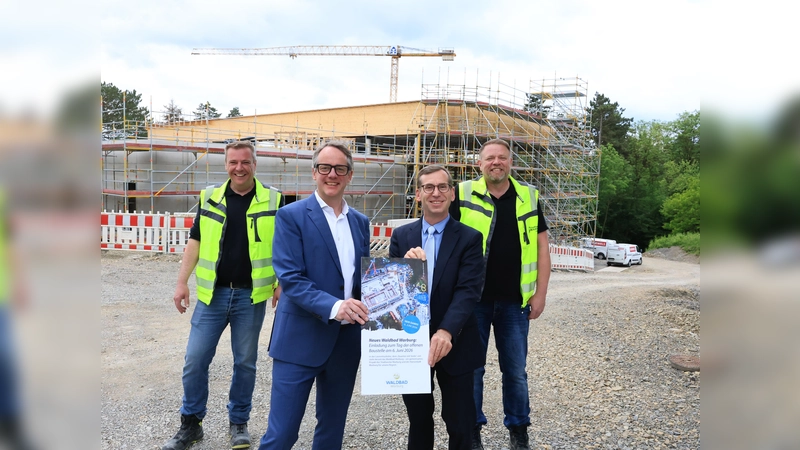 Das neue Waldbad wächst Schritt für Schritt. Im Namen der Stadtwerke Warburg und der Hansestadt Warburg laden Stadtwerke-Geschäftsführer Leander Sasse (vorne links) und Bürgermeister Tobias Scherf (vorne rechts) sowie Bäderbetriebsleiter Thorsten Müller (hinten links) und Waldbad-Projektleiter Albrecht Schaeffer (hinten rechts) alle Bürgerinnen und Bürger dazu ein, einen Blick hinter die Kulissen zu werfen und einen schönen Nachmittag zu verbringen. (Foto: Stadt Warburg)