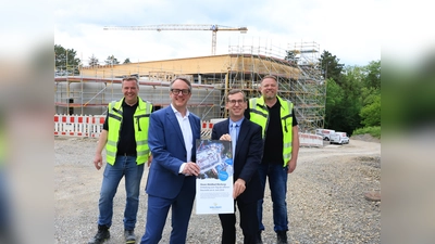 Das neue Waldbad wächst Schritt für Schritt. Im Namen der Stadtwerke Warburg und der Hansestadt Warburg laden Stadtwerke-Geschäftsführer Leander Sasse (vorne links) und Bürgermeister Tobias Scherf (vorne rechts) sowie Bäderbetriebsleiter Thorsten Müller (hinten links) und Waldbad-Projektleiter Albrecht Schaeffer (hinten rechts) alle Bürgerinnen und Bürger dazu ein, einen Blick hinter die Kulissen zu werfen und einen schönen Nachmittag zu verbringen. (Foto: Stadt Warburg)