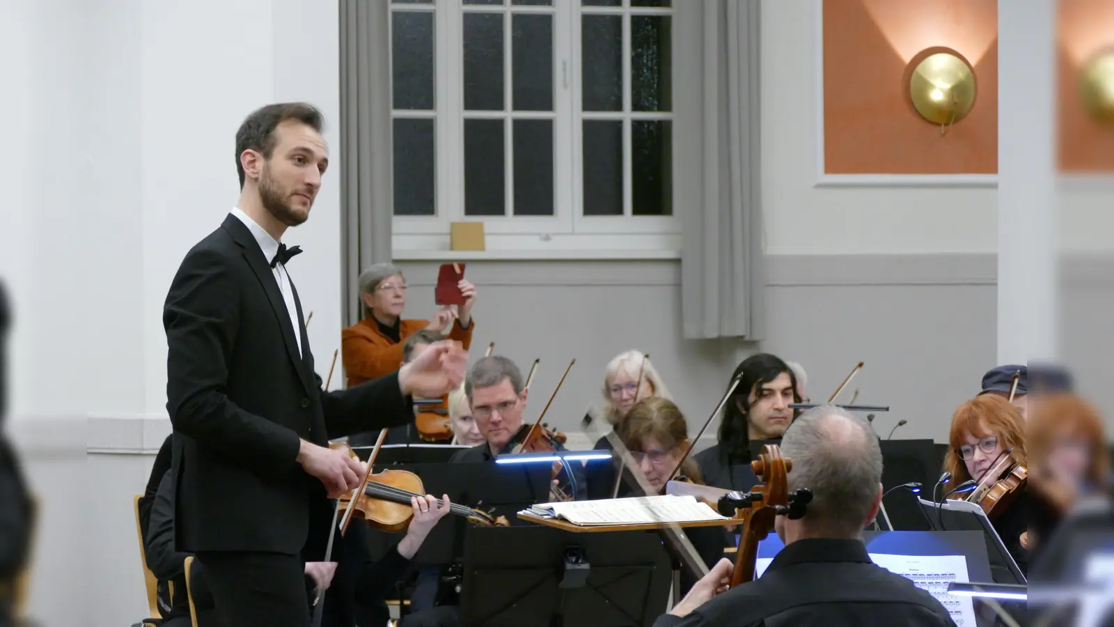 In den hohen Norden entführte das Paderborner Sinfonieorchester mit seinem Dirigent Daniele Costa das Publikum in der bis auf den letzten Platz besetzten Schulaula. (Foto: privat)