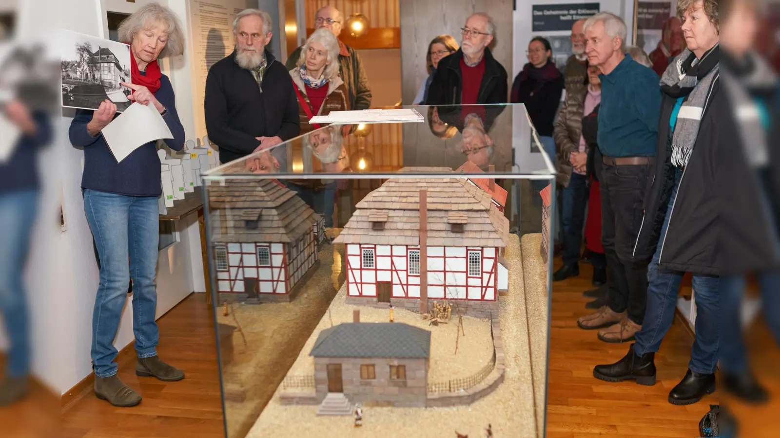 Julia Drinnenberg (links) führte am Vorabend des Holocaust-Gedenktages interessierte Menschen durch die jüdische Ausstellung und gab dabei einen Einblick in die jüdische Geschichte und Kultur aber auch die Schicksale der Hofgeismarer Juden. Im Bild ist das Modell der einstigen Synagoge am Petriplatz zu sehen. (Foto: Stefan Bönning)