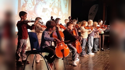 Die JeKits-Streicher der Petrischule zeigen ihr Können. (Foto: Musikschule Höxter/Stadt Höxter)