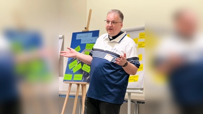 Pastor Stephan Massolle stellte gemeinsam mit Klemens Reith die Idee und das neue Konzeptteam „Segensort Seelsorge“ vor. (Foto: Manuela Weber)