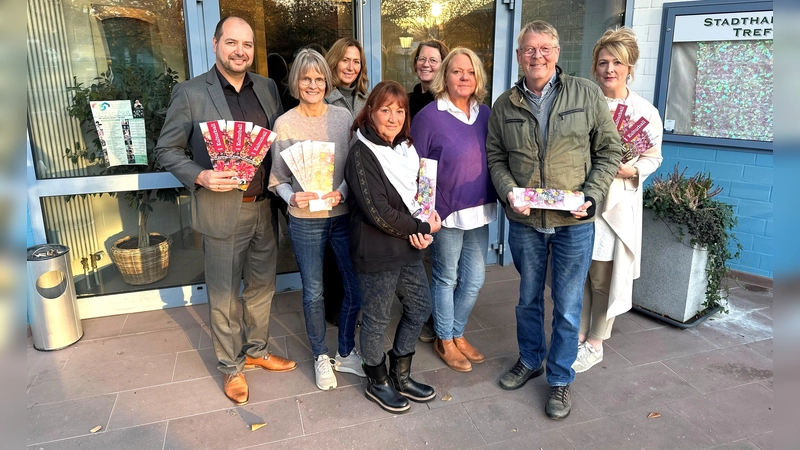 Das Beverunger Kulturball-Team mit (von links) Markus Hollenstein (Schatzmeister), Ute Pannewitz (Kulturbüro), Heike Hake, Beate Sagel, Kathrin Frischemeyer (Blumenbinderei), Anke Wellmann, Andreas Knoblauch-Flach (Vorsitzender) und Imke Groppe-Wille. (Foto: Kulturgemeinschaft)