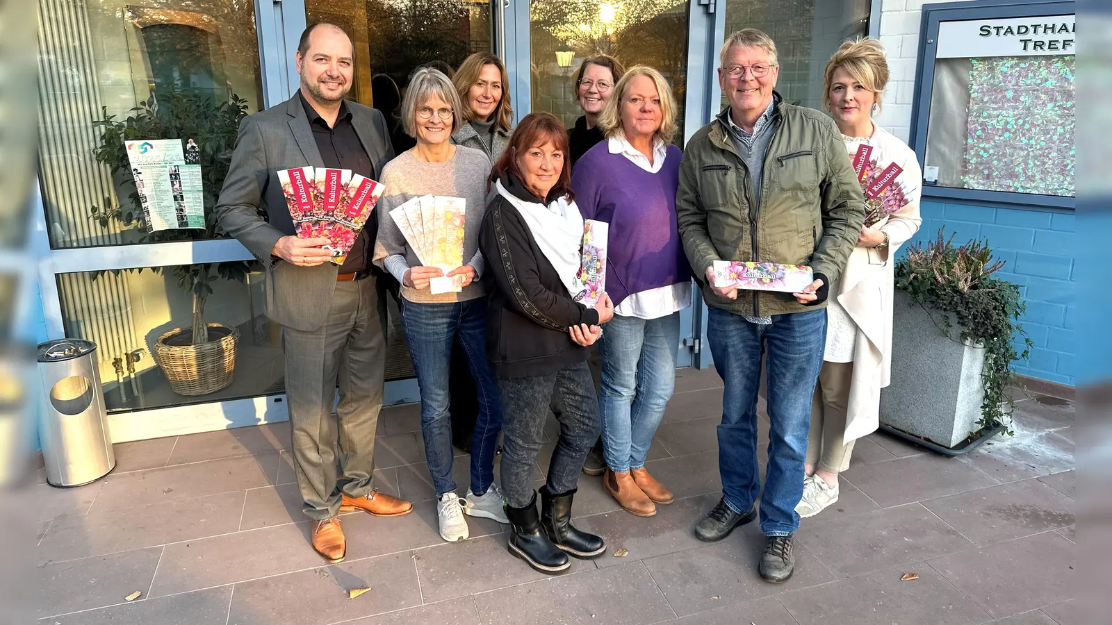 Das Beverunger Kulturball-Team mit (von links) Markus Hollenstein (Schatzmeister), Ute Pannewitz (Kulturbüro), Heike Hake, Beate Sagel, Kathrin Frischemeyer (Blumenbinderei), Anke Wellmann, Andreas Knoblauch-Flach (Vorsitzender) und Imke Groppe-Wille. (Foto: Kulturgemeinschaft)