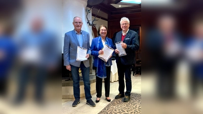 Aus den Händen von Distrikt-Governorin Marita von Garrel nehmen Fritz Unruhe (re.) und Karl-Heinz Menne eine der höchsten Auszeichnungen entgegen, die Lions International zu vergeben hat.  (Foto: privat)