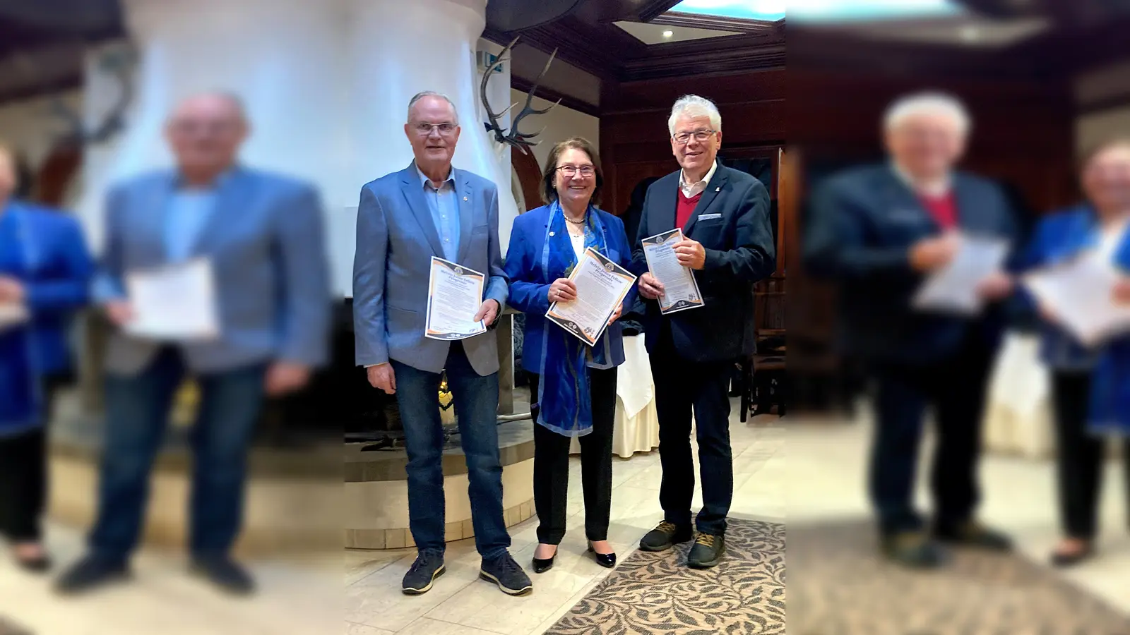 Aus den Händen von Distrikt-Governorin Marita von Garrel nehmen Fritz Unruhe (re.) und Karl-Heinz Menne eine der höchsten Auszeichnungen entgegen, die Lions International zu vergeben hat.  (Foto: privat)