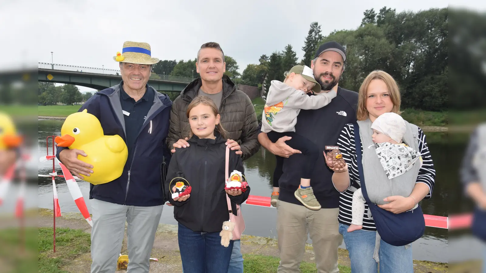 Sind mit viel Liebe zum Detail zuwerke gegangen: Die siegreichen Künstler des Schmuckenten-Wettbewerbs, hier zusammen mit Rotary-Präsident Dr. Eberhard Süßle (links). (Foto: Marc Otto)