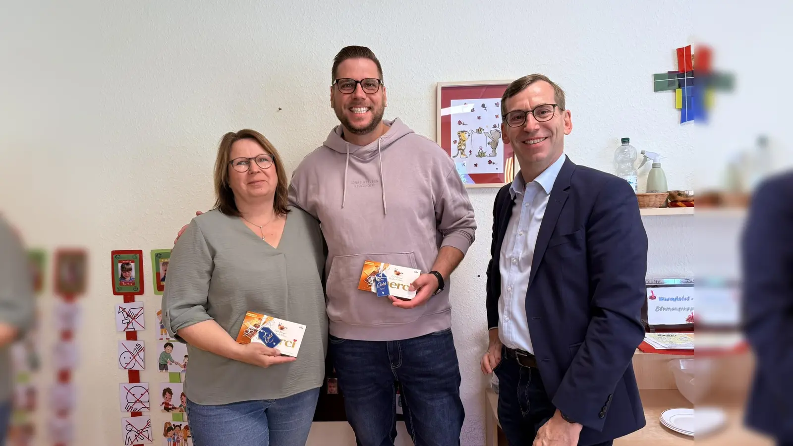 In der Kita Mariä Heimsuchung: Erzieherin Heike Vazquez Medero (links) und Erzieher Gordon Redeker (Mitte) kümmern sich täglich um die kleinsten unserer Gesellschaft. Dafür bedankte sich Bürgermeister Tobias Scherf persönlich. (Foto: Hansestadt Warburg)
