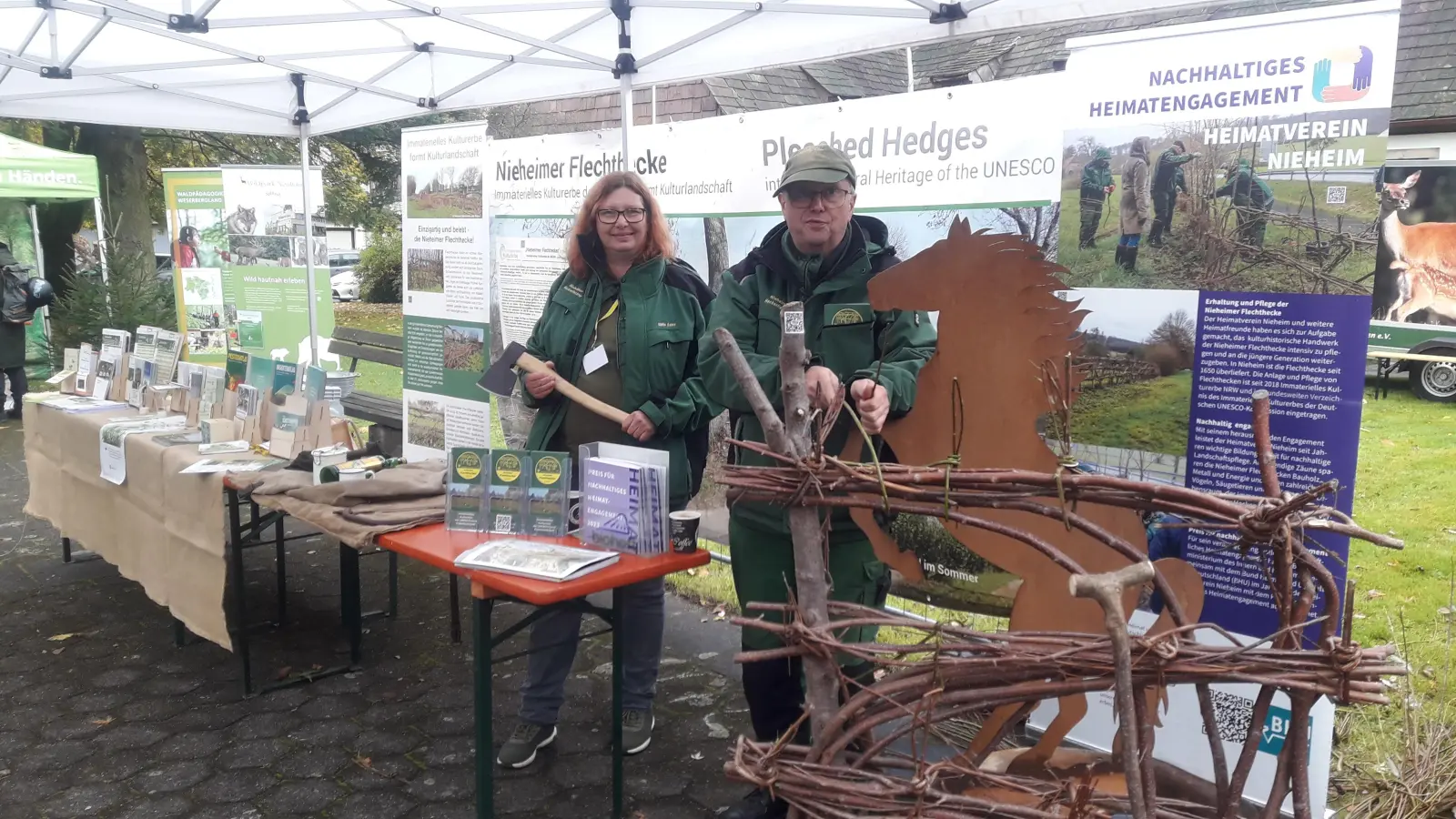 Sibille Kehne (links) aus Detmold ist aktives Mitglied im Heimatverein Nieheim und wird im Bildungshaus Modexen referieren. (Foto: Heimatverein Nieheim)