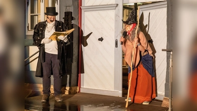 Stadtführer Jürgen Fischer als Wilhelm Grimm mit Hexe (Foto: Stadt Uslar/Dreier)